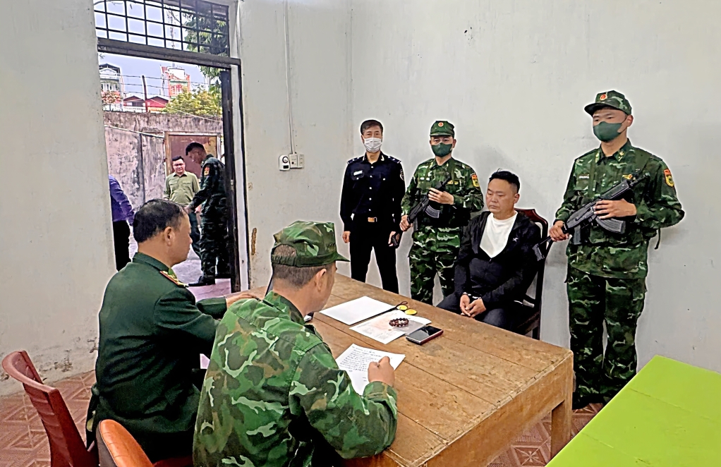 Foreign national caught smuggling gold through Mong Cai border gate